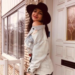 Meet your Posher, Dina